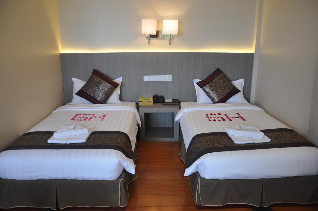 Golden Hill - 3*
